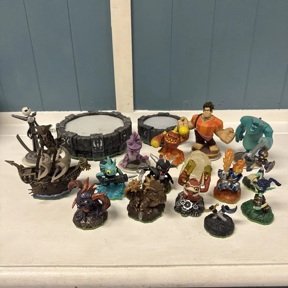 Activision SKYLANDERS‎ + Disney Infinity huge 17 Pc Figures lot + 2 portals